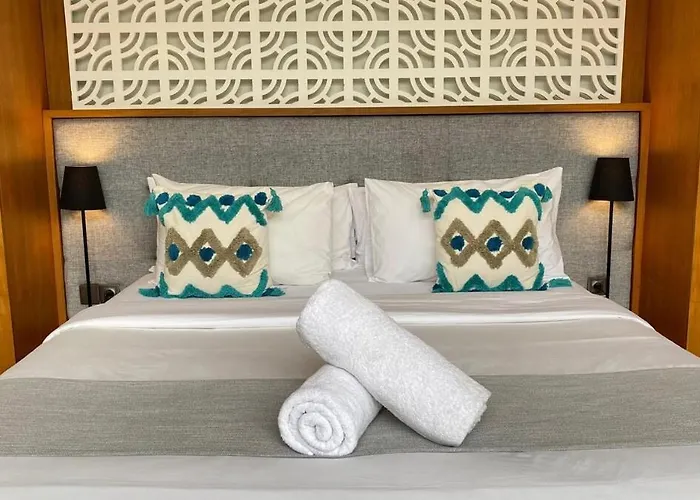 Miki 2br Private Pool فيلة